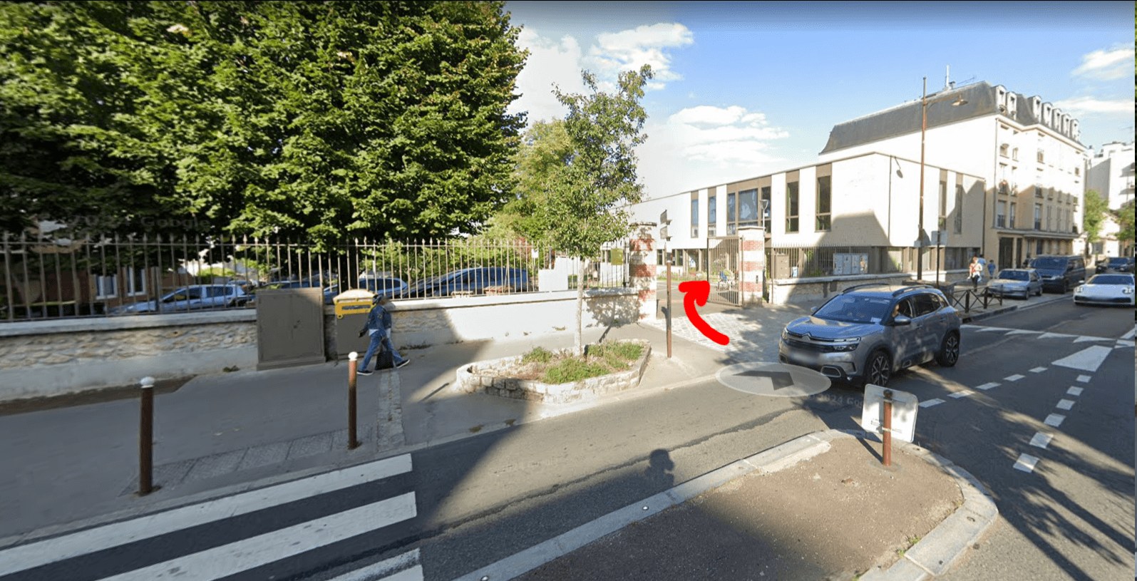 Accès Versailles Chantiers : premier bâtiment après le portillon